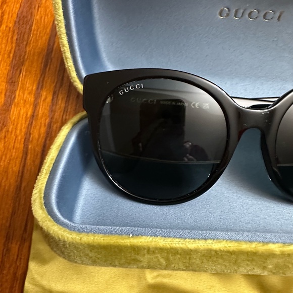 ⭐️New Gucci Black Framed Sunglasses, Grey Lenses, Velvet case, Satin pouch. - Picture 5 of 9